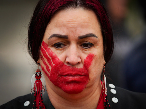 Una donna indigena durante la cerimonia del Red Dress Day a New Westminster, British Columbia, Canada, il 5 maggio 2024