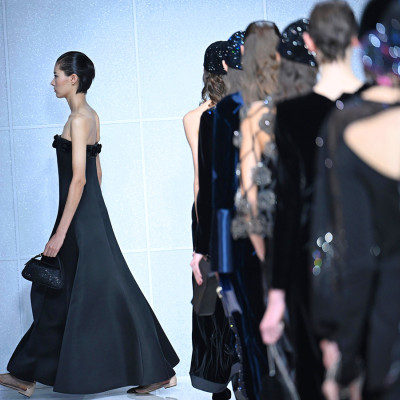 Una modella indossa una creazione parte della collezione Giorgio Armani Donna Autunno-Inverno 2024-25 presentata alla Settimana della Moda di Milano