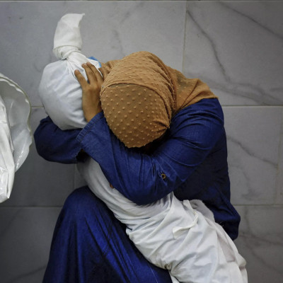 Mohammed Salem vince il World Press Photo 2024 con la foto "A Palestinian Woman Embraces the Body of Her Niece"