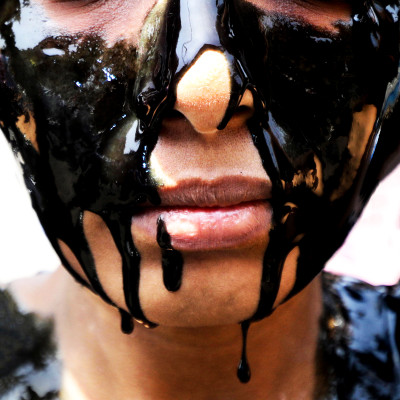 &nbsp;Calcutta (India). Un attivista dell'Associazione per il trattamento etico degli animali (PeTA) si fa la doccia con l'acqua inquinata dai rifiuti dell'industria del pellame, durante una protesta di gruppo in occasione della Giornata della Terra. &copy; EPA/PIYAL ADHIKARY