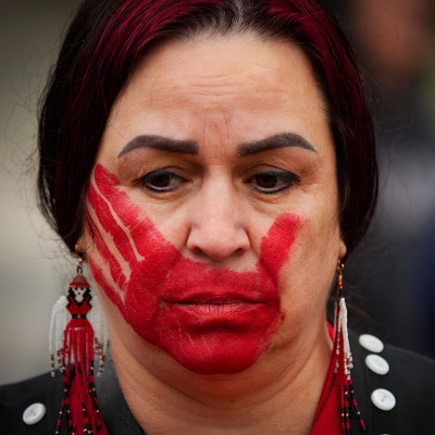 Una donna indigena durante la cerimonia del Red Dress Day a New Westminster, British Columbia, Canada, il 5 maggio 2024