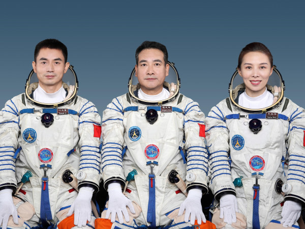 Gli astronauti cinesi Zhai Zhigang, 55 anni, Ye Guangfu, 41 anni, e Wang Yaping, 41 anni