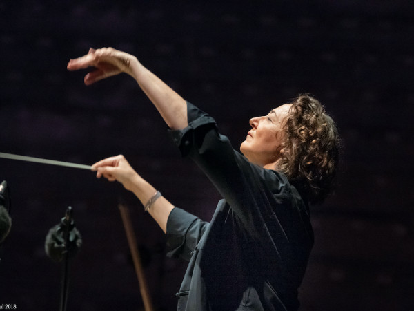 Nathalie Stutzmann è la seconda donna nella storia a dirigere un'orchestra americana