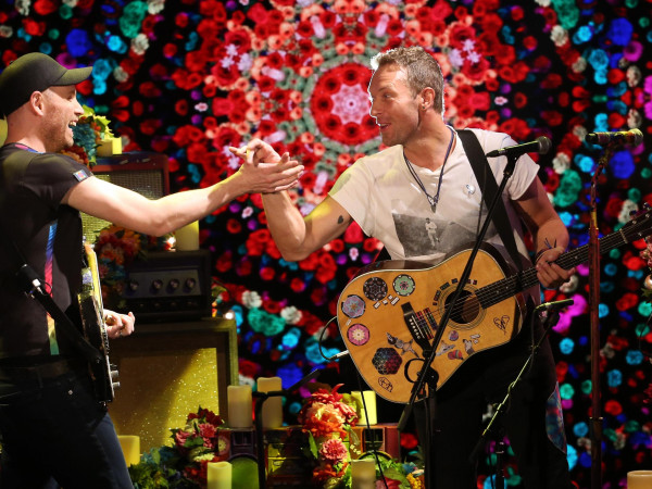 I braccialetti luminosi indossati dai fan, uno dei simboli dei concerti dei Coldplay, saranno realizzati con materiali riciclati, ma la produzione sarà ridotta dell’80% perché saranno riutilizzati anche quelli dei tour precedenti