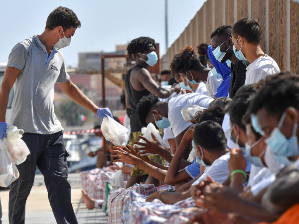 A Lampedusa nelle ultime 24 ore sono sbarcate 222 persone, in diverse località della Spagna altre 300