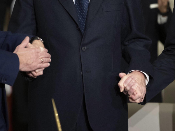 Roma, Quirinale. Le mani del Presidente della Repubblica Sergio Mattarella mentre stringe le mani al presidente francese Emmanuel Macron.