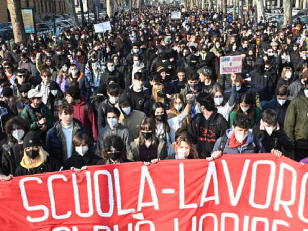 Torino, 4 febbraio. Uova contro l'Unione Industriale, e le forze dell'ordine sono state lanciate dagli studenti che manifestano a Torino per la morte nell'ultimo giorno di stage, a Udine, di Lorenzo Parelli.