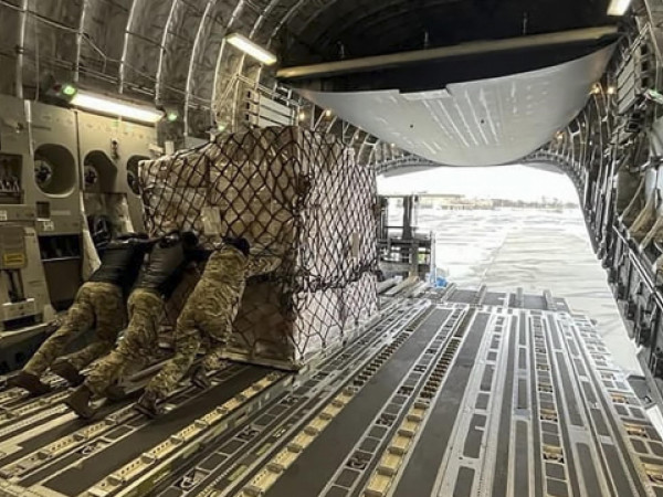 Gli aerei cargo britannici scaricano materiali di assistenza tecnico-militare all'aeroporto di Kiev Boryspil, Ucraina. EPA/Armed Forces of Ukraine press service