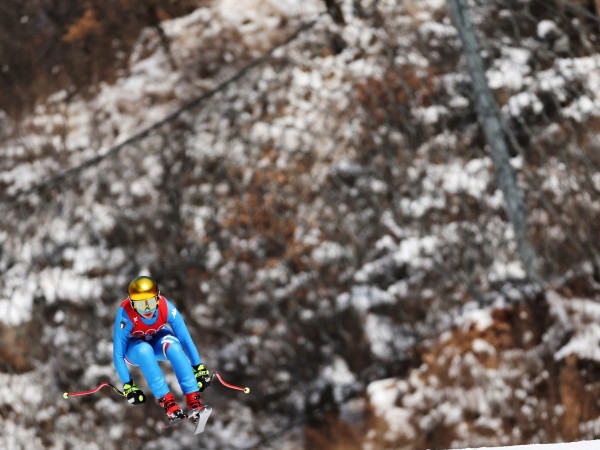 Pechino. La sciatrice italiana Nadia Delago nella discesa libera femminile durante le Olimpiadi invernali di Pechino, in Cina (Xinhua/Chen)