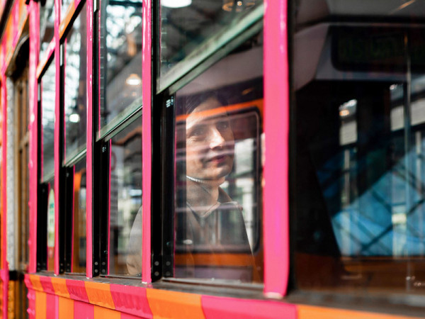 Milano. Meca Ciardo, consigliera di amministrazione de La Svolta, viaggia su uno dei tram colorati ad hoc per la campagna dedicata al lancio del nostro nuovo quotidiano (foto Gabriele Cipolla).