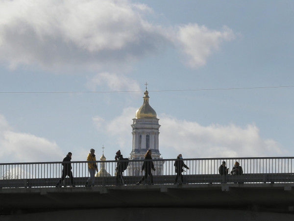Kiev: una giornata soleggiata e di calma apparente in attesa di possibili offensive (EPA/SERGEY DOLZHENKO)