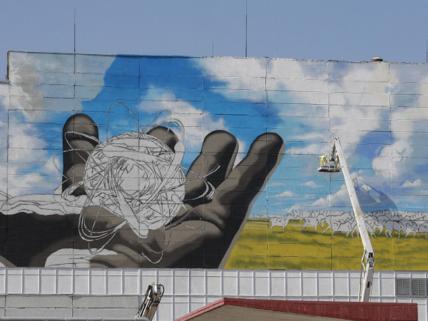 Il murale gigante dipinto sul muro di contenimento del sito nucleare di Chernobyl.