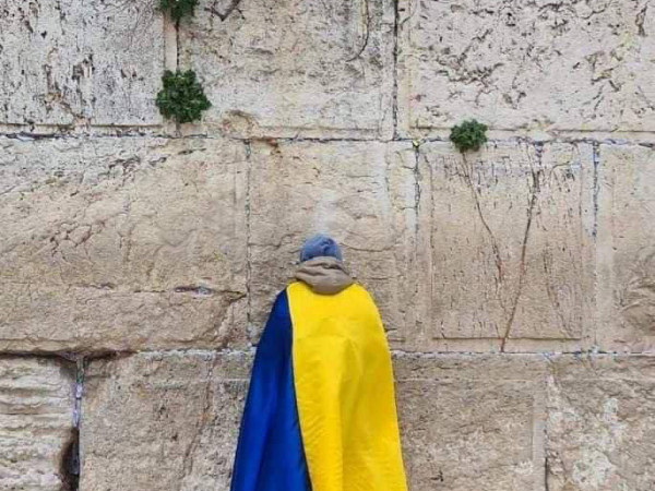 Gerusalemme. Una bandiera ucraina avvolge un uomo mentre prega al Muro del Pianto. L'immagine è stata pubblicata sulla pagina Facebook dell'ambasciata di Kyiv a Tel Aviv. FACEBOOK