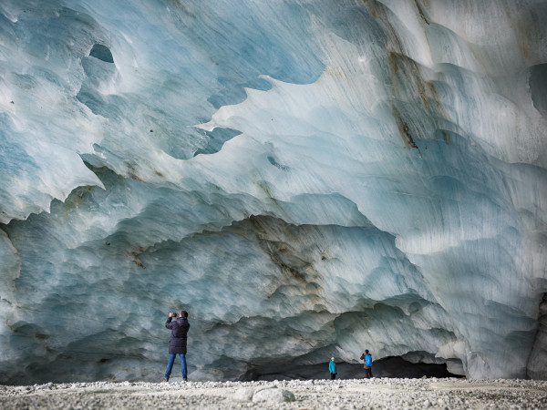 Zinal, Svizzera. Degli escursionisti visitano una grotta formatasi nella sezione finale del ghiacciaio Zinal. Negli ultimi 60 anni il suo volume complessivo si è ridotto di quasi il 50%. EPA/VALENTIN FLAURAUD