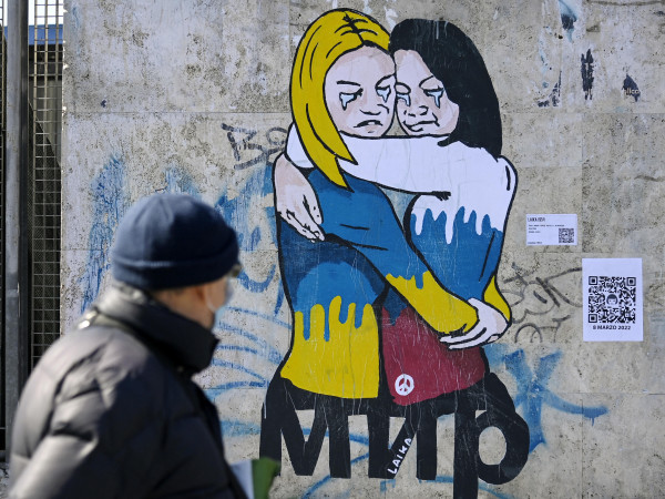 In occasione della Giornata Internazionale della Donna, a Roma l'artista di strada Laika ha raffigurato un abbraccio tra una donna russa e una ucraina contro la guerra in Uklraine