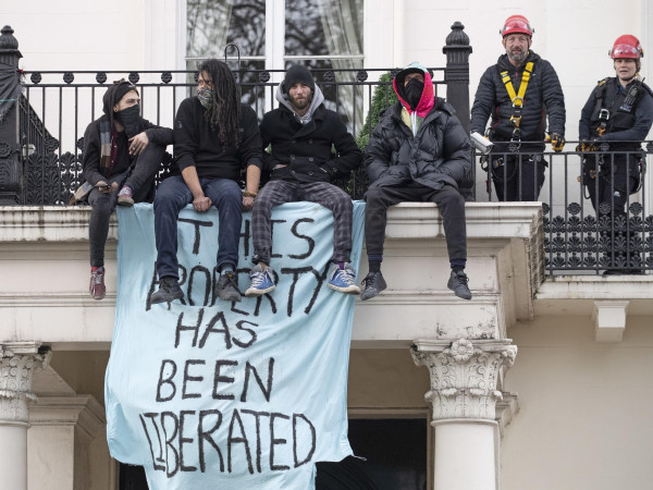 Il gruppo di militanti che ha occupato una casa a Belgrave Square, a Londra, di proprietà di un magnate russo.