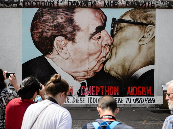 L'opera dell'artista russo Dmitri Vrubel su una sezione del Muro di Berlino, con il bacio tra l'ex leader Urss Leonid Brezhnev e il tedesco Erich Honecker.