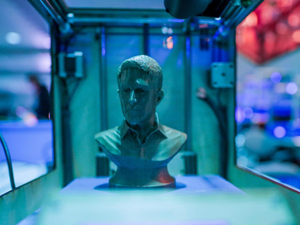 Un busto in 3D di Edward Snowden (EPA/AXEL HEIMKEN)