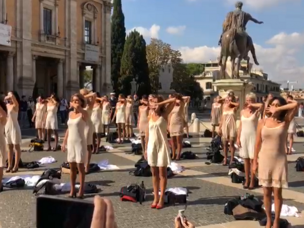 Il flash mob delle ex assistenti di volo Alitalia il 20 ottobre 2021 di fronte al Campidoglio.