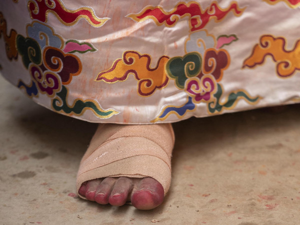 Kathmandu (Nepal). Il piede di un ballerino durante la manifestazione religiosa per il Naradevi Dance festival a Kathmandu, in Nepal. La divinità Naradevi è venerata come protettrice della valle di Kathmandu: durante il festival i devoti indossano le maschere religiose di varie divinità maschili e femminili. (Epa/Narendra Shrestha)
