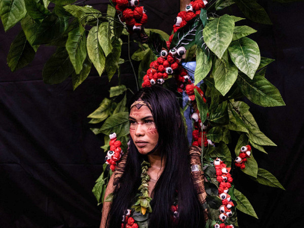 Manaus (Amazzonia brasilina). Durante la prima Mostra Interculturale della Moda Indigena, a Manaus, la modella Ira Maragua, del Popolo Nudo, sfila con costumi che alludono al frutto guaranà. L'iniziativa è della Scuola Superiore di Arte e Turismo dell'Amazonas State University. (EPA/Raphael Alves)