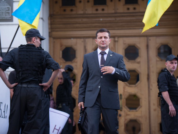 Il premier ucraino Volodymyr Zelensky nella serie “Servant of the people”, di cui è protagonista, ideatore e regista, in onda su La7