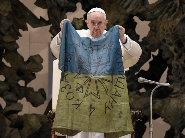 Papa Francesco con la bandiera ucraina a Malta.