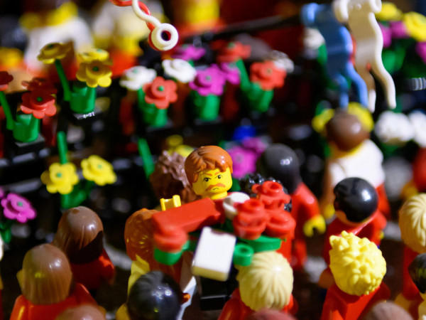 Poznan (Polonia). Omini e modellini Lego alla mostra Historyland, presso la Fiera Internazionale della città. Con la pandemia da Covid-19 l'utile di Lego è salito del 33%, quadruplicando le entrate del fondo danese Kirkbi Invest, proprietario del marchio.   (EPA/JAKUB KACZMARCZYK POLAND OUT)
