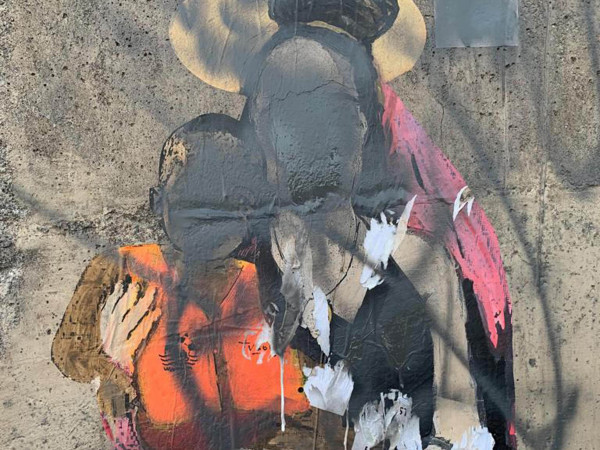 L'opera di TvBoy dedicata a Carola Rackete a Taormina, sfregiata con vernice grigia.