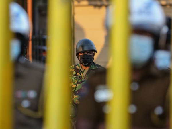 Un militare fa la guardia dietro le barricate erette durante le proteste davanti al Segretariato Presidenziale a Colombo, Sri Lanka.