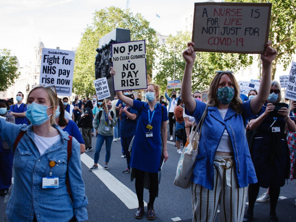 Una protesta delle lavoratrici della Sanità pubblica inglese.