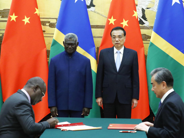 Il ministro degli Esteri delle Isole Solomone Jeremiah Manele, il primo ministro Manasseh Sogavare, il premier cinese Li Keqiang e il ministro degli esteri cinese Wang Yi insieme a Pechino, nel 2019.