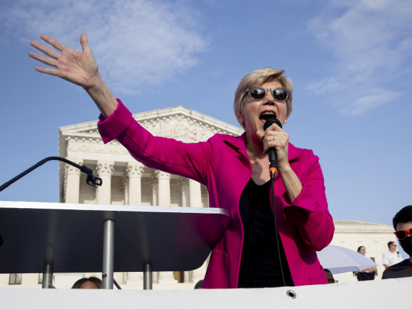 La senatrice democratica Elizabeth Warren durante una protesta pro-choice tenutasi fuori la Corte Suprema degli Stati Uniti a Washington D.C.