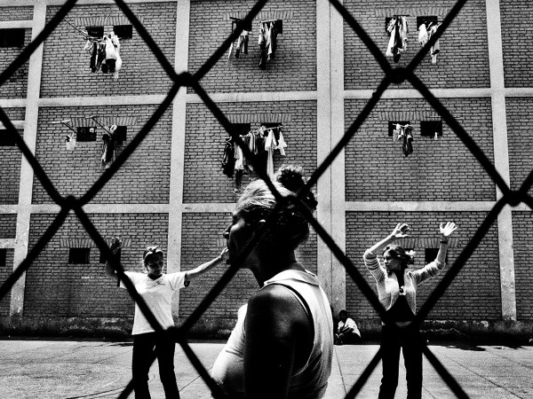 Istantanea tratta dal libro "Encerrados" di Valerio Bispuri, il fotoreporter che ha testimoniato il suo viaggio dentro e fuori 74 carceri del Sudamerica.