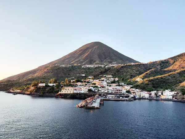 L'isola di Salina, alle Eolie, in Sicilia.