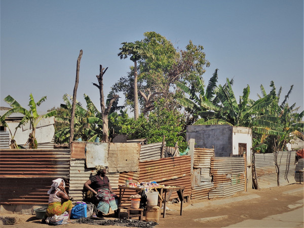Due venditori ambulanti a Maputo, capitale del Mozambico