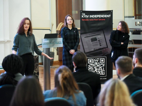 La redazione del Kyiv Independent: a sinistra, la caporedattrice Olga Rudenko