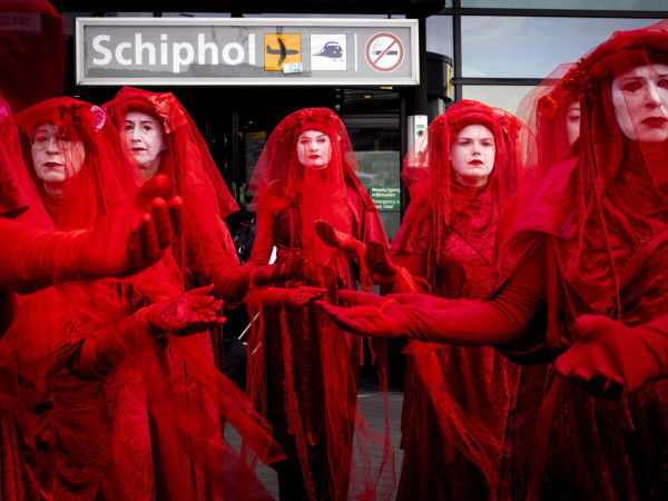 Amsterdam. Attivisti ambientali e residenti nei dintorni degli aeroporti dei Paesi Bassi si sono ritrovati il 14 maggio a Schiphol per protestare contro le sempre più gravi ripercussioni del traffico aereo