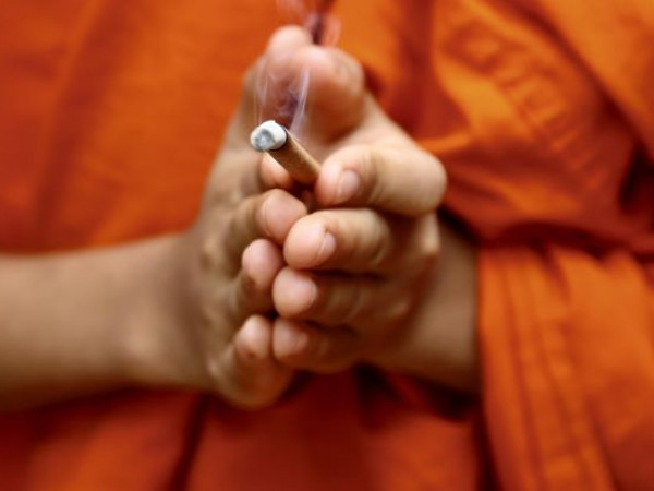 Bangalore (India). Un monaco buddista tibetano in preghiera durante le 2.584esime celebrazioni del Buddha Jayanti, o Buddha Purnima, organizzate dalla Maha Bodhi Society. Il Buddha Purnima, che cade nella notte di luna piena nel mese di Vaisakha, tra aprile e maggio, commemora l'anniversario della nascita di Gautama Buddha, fondatore del Buddismo, una delle religioni più antiche del mondo.