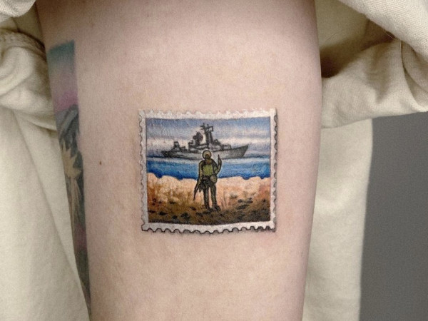 Kyiv (Ucraina). Gli ucraini hanno iniziato a tatuarsi un'immagine che raffigura un francobollo con un soldato ucraino che recita "nave da guerra russa, vai a farti fo**ere". Un'iniziativa nata per raccogliere fondi per i militari, nel bel mezzo dell'invasione russa