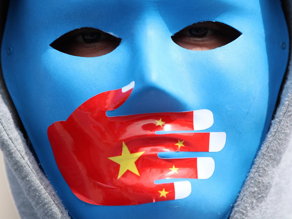 Un manifestante uiguro partecipa a una protesta contro la Cina a Istanbul, Turchia, il 1° aprile 2021
