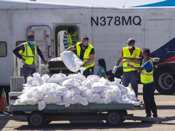 All'aeroporto di Havana, il Jose Martin, alcuni lavoratori smistano le donazioni di latte in polvere arrivate dal resto dell'America