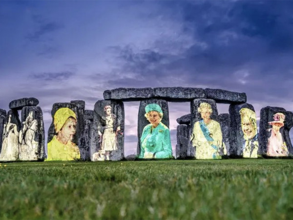 Amesbury (Regno Unito). La regina Elisabetta proiettata sulle pietre di Stonehenge per celebrare il suo Giubileo di platino: una foto per ogni decennio del suo regno.