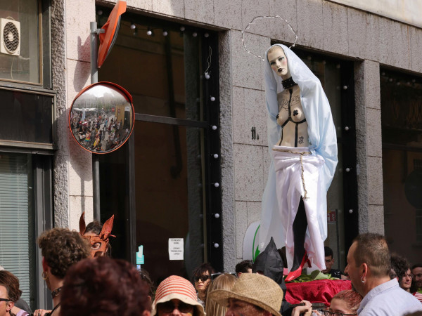 L'esibizione durante il Cremona Pride di una bambola a grandezza naturale travestita da Madonna, con i seni scoperti.