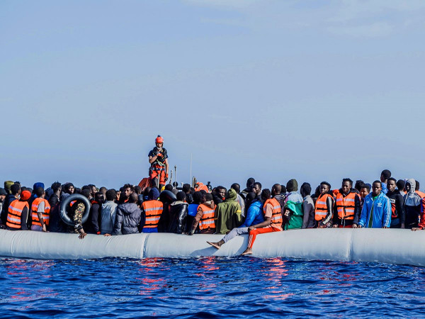 Decine di migranti a bordo di un gommone nelle acque del Mediterraneo al largo della costa nord-orientale della Libia, 27 aprile 2021
