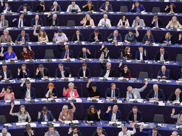 I membri del Parlamento Ue durante una sessione di voto sul piano "Fit for 55", l'8 giugno.