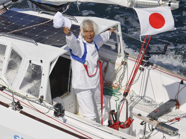 Kenichi Horie viene festeggiato al porto dopo aver completato il suo viaggio in solitaria attraverso il Pacifico.