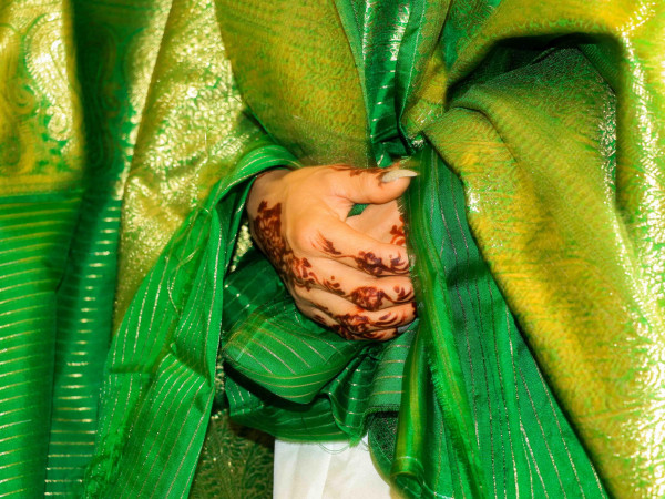 Kabul (Afghanistan). Le mani di una sposa afghana decorate con l’henné durante un matrimonio collettivo, organizzato dalla Selab Charity Foundation. In questo modo, grazie alla divisione delle spese, anche le coppie più povere possono permettersi economicamente una bella cerimonia.