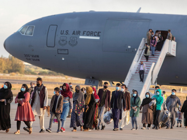 Circa 200 profughi afghani atterrano alla base navale di Rota, in Spagna