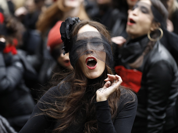 Una donna bendata durante una protesta del 2020 davanti alla New York City criminal court, in occasione del processo contro Harvey Weinstein